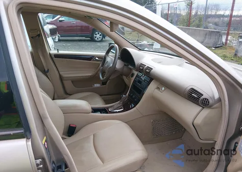 2002 Mercedes-Benz C 240 z USA, uszkodzony, nr VIN WDBRF61J42F284182